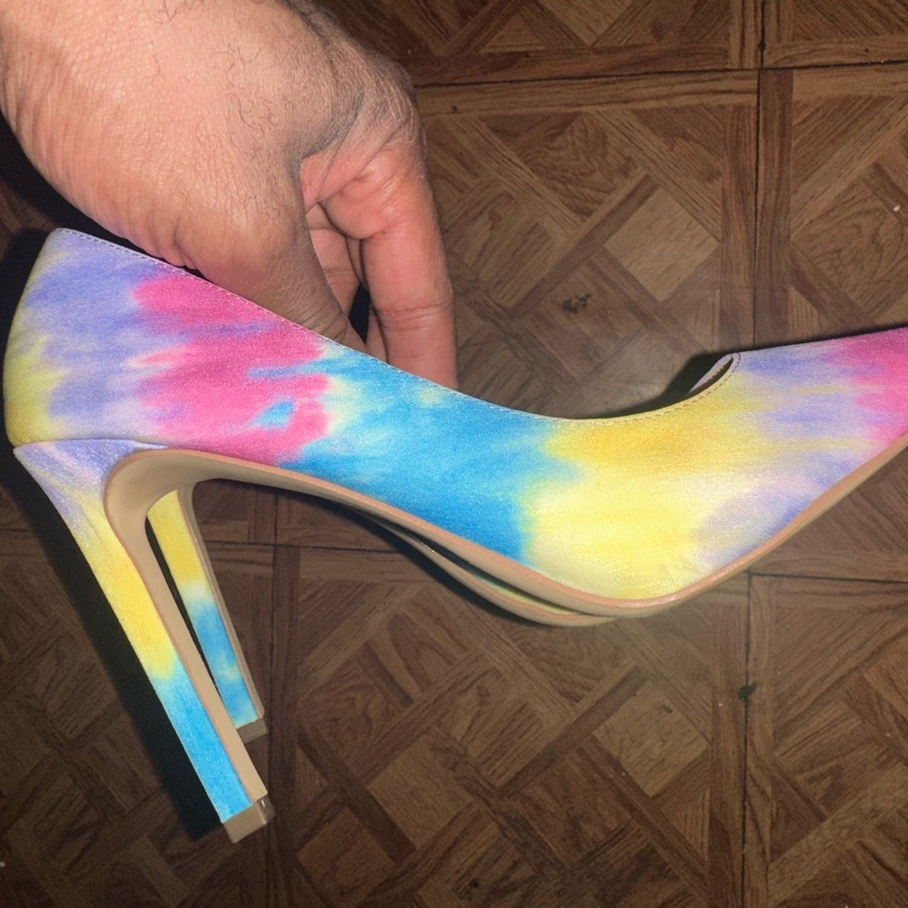 Multi color Nine West women’s shoe. Size 7.